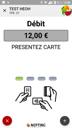 Le client présente sa carte